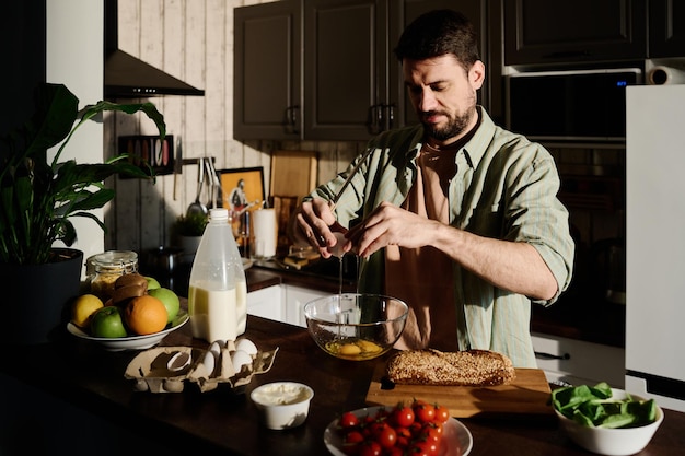 Kucharz przygotowujący potrawę